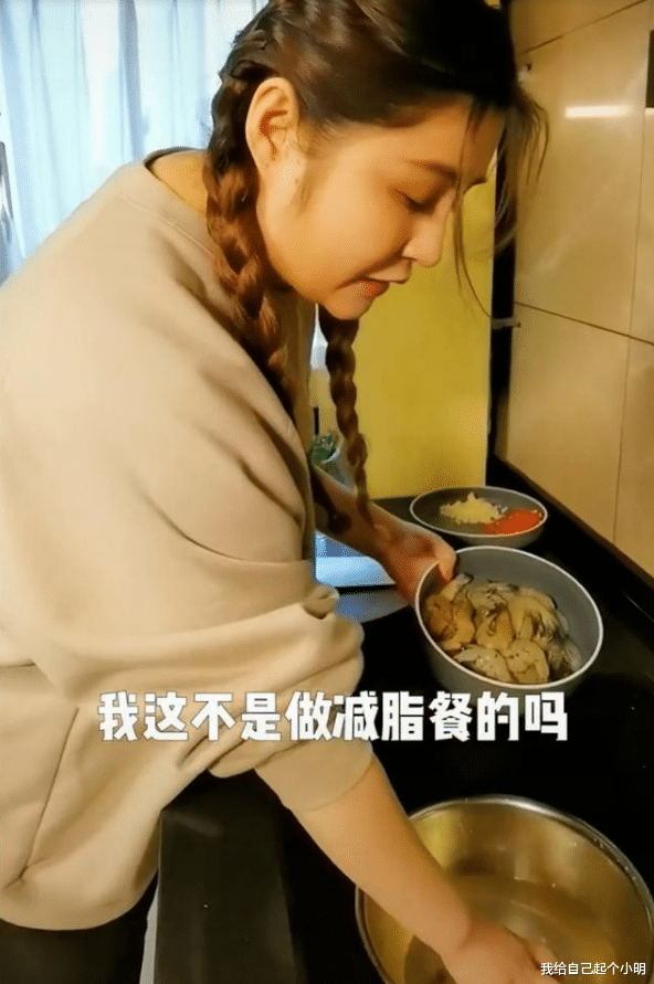 李心艾|31岁李心艾减肥失败，路边摊吃饭叠出双下巴，曾为拍戏瘦20斤