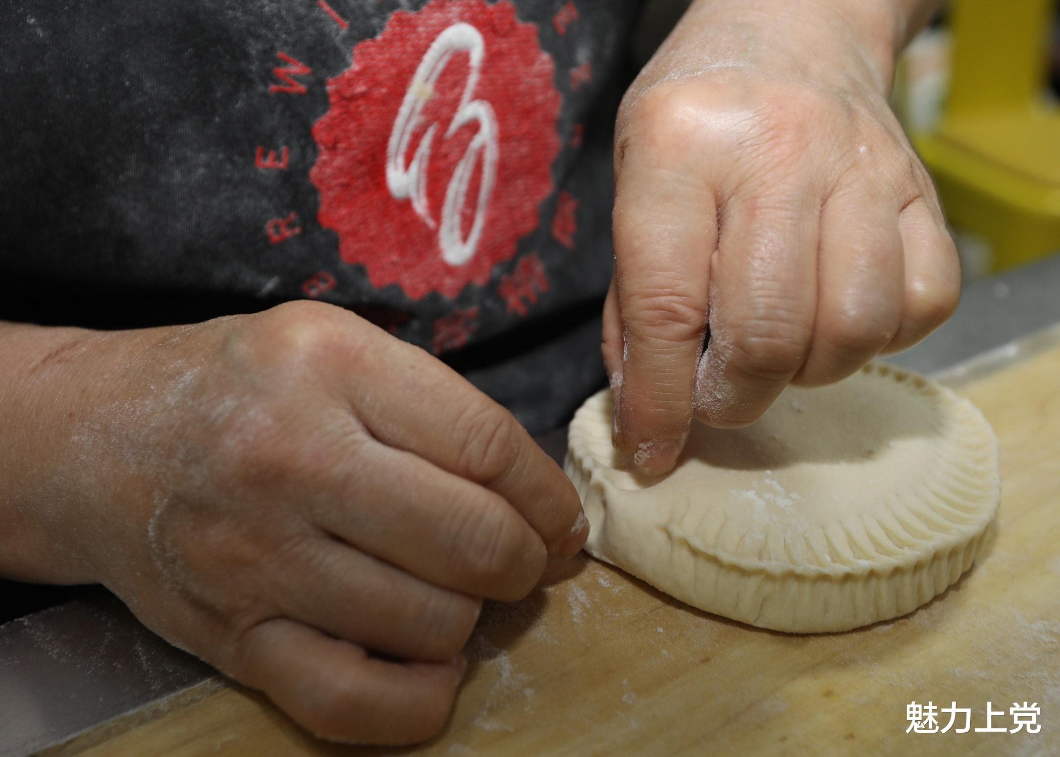 科学家 传统纯手工“玉兔望月”月饼上市了