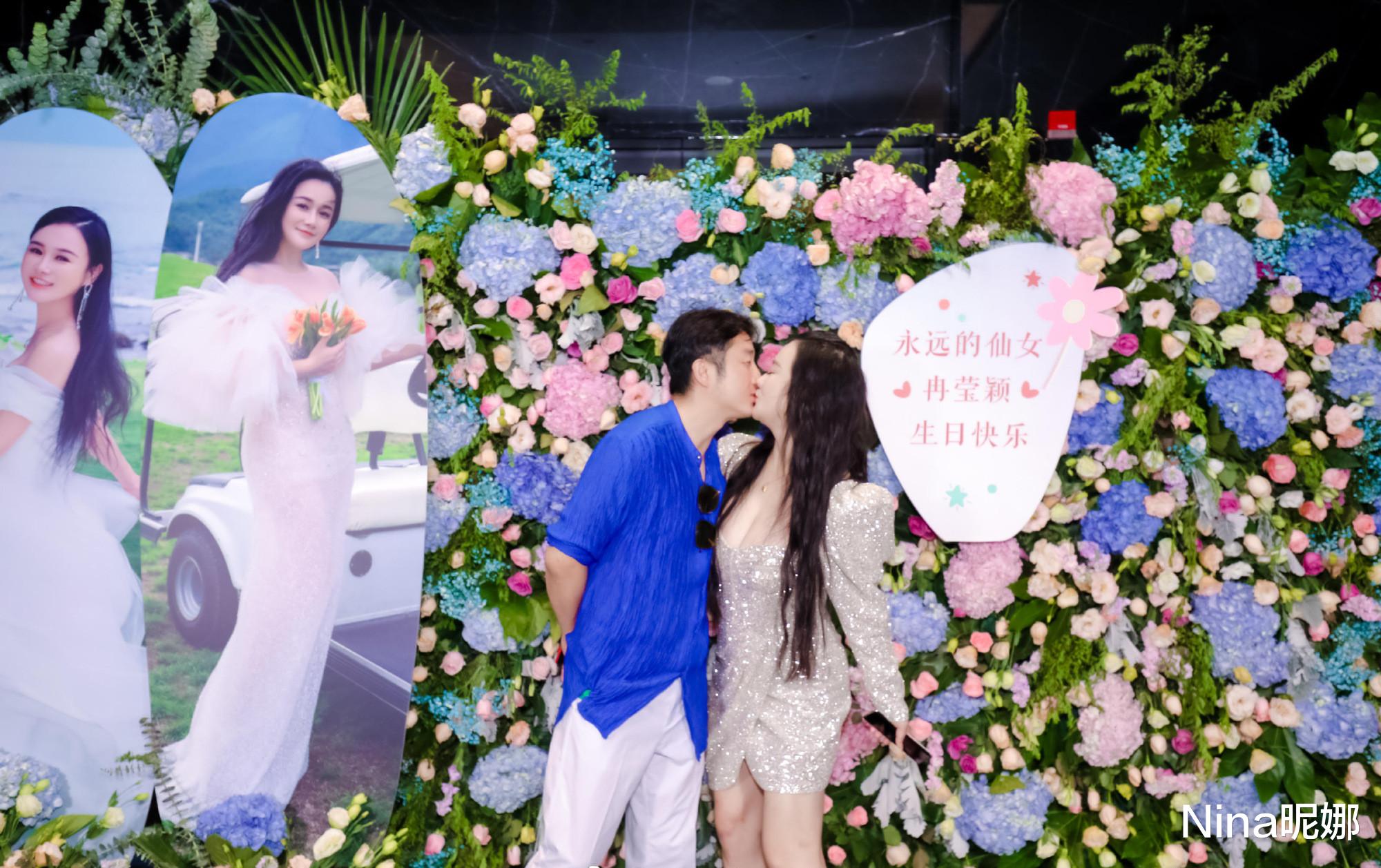 Nina昵娜 冉莹颖生日豪华闺蜜团作陪，穿亮色礼服裙亲吻丈夫毫不避讳，打扮惊艳似选美现场