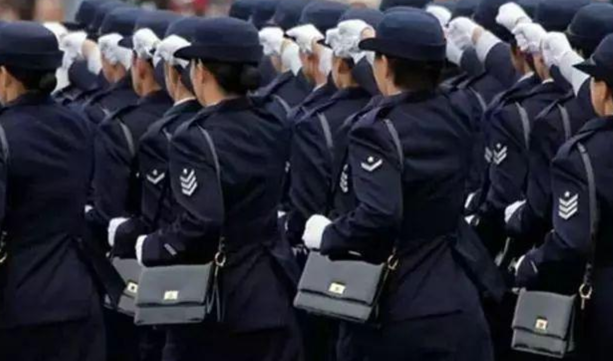 日本閱兵儀式上，自衛隊女兵為何帶著小挎包？裡面裝著什麼？-圖7