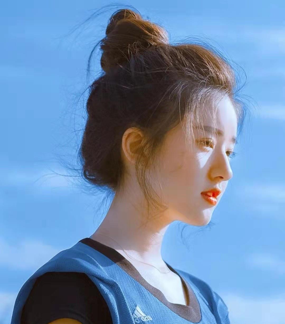 发型 赵露思真是穿搭精，发型可爱、穿搭减龄，照着学会很甜