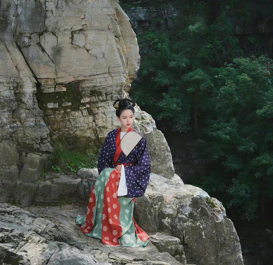 时尚圈的奇葩大喵|中秋月圆当然要穿九州华裳，红衣艳丽白衣仙美，周也王楚然着实绝