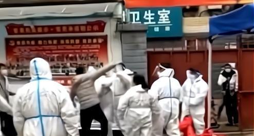 西安男子与多名防疫人员互殴,其倒地后疑遭踢踹,处理结果公平