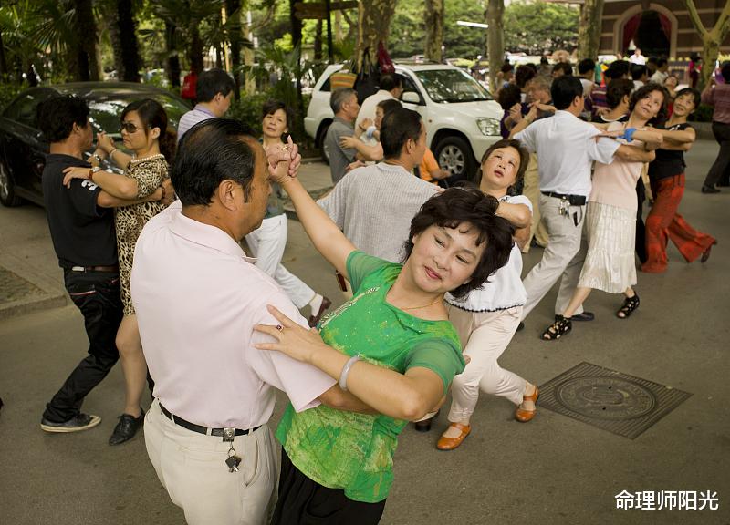 命理师阳光|好运提前报，亥猪2022年起完美逆袭