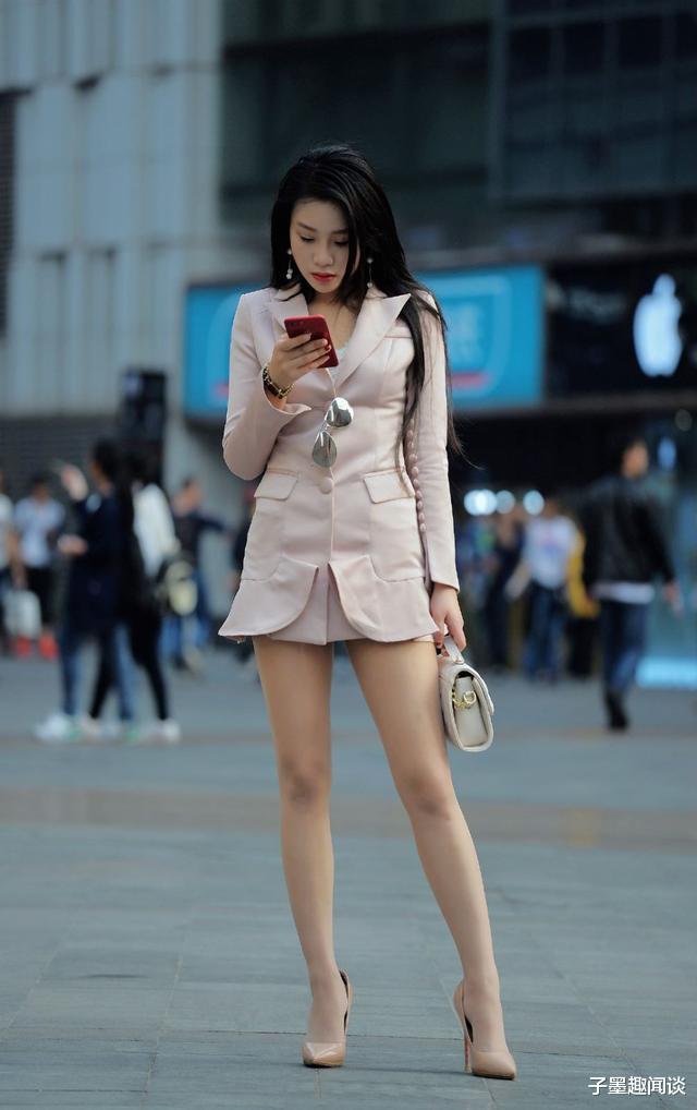 子墨趣闻谈 美女神奇的穿着，搭配“西装裙”，展现性感魅力