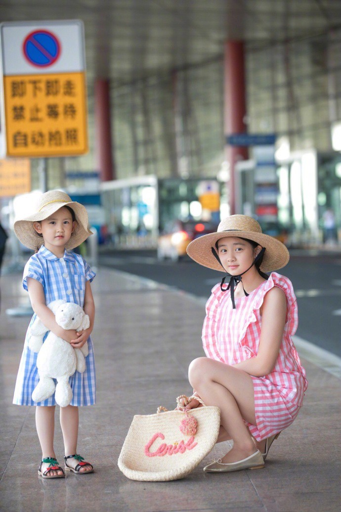 混搭时尚Anna|黄磊妻女三人时髦走机场，15岁多多打扮成熟，身高赶超172cm孙莉