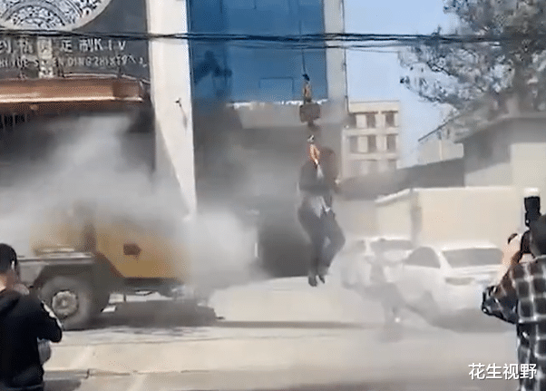 花生视野 河南郑州：新郎被吊在半空中喷水