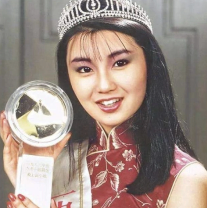 香港小姐|香港小姐罕见团聚庆生照曝光！腰背笔挺坐姿讲究，双手交叉放腿上