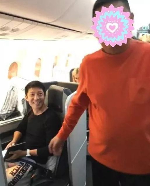 撒贝宁|撒贝宁一家四口露面，一岁龙凤胎首度曝光，女儿穿千元名牌童装尽显宠爱