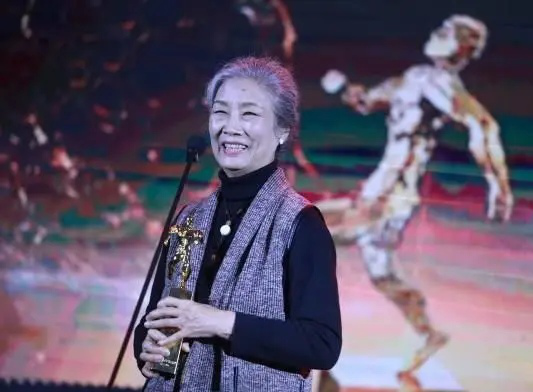 英雄岁月之王牌部队|儿子儿媳是圈内知名人物，女儿是国人骄傲，谁能有吕中的命好？