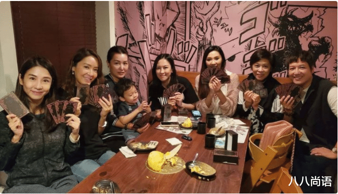 黄纪莹|“梦姑”黄纪莹参加聚会，穿着黑色卫衣五官精致，46岁状态不显老