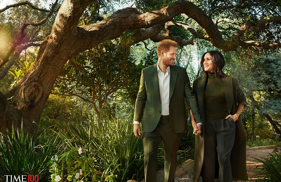 全球时尚风行|懒理梅根嘚瑟!卡米拉和查尔斯穿情侣装甜蜜亮相,玫红大衣真显嫩