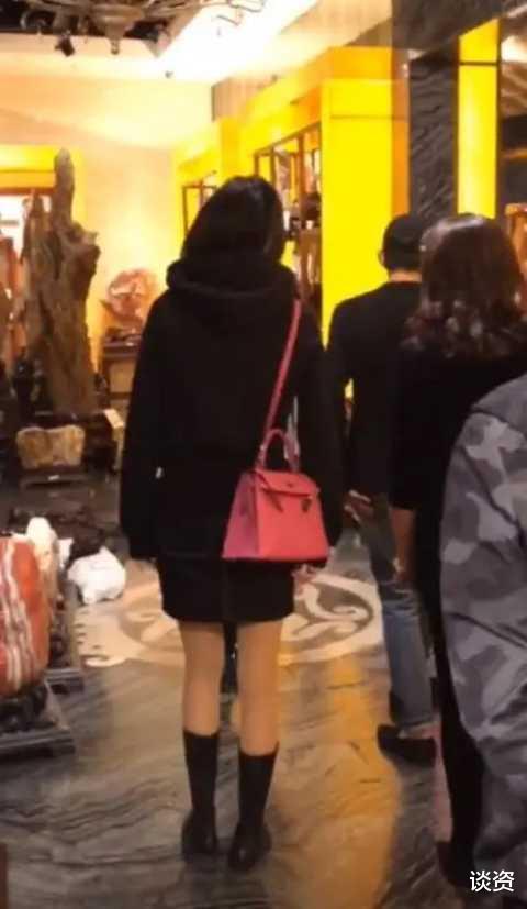 侯勇|54岁侯勇带三婚娇妻逛街,小20岁娇妻身材颜值不输明星,搂腰似热恋