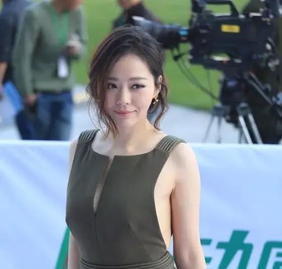 清浅微笑的我|张靓颖离婚后“衣品开挂”！露背连体裤气场强大，未修图也惊艳