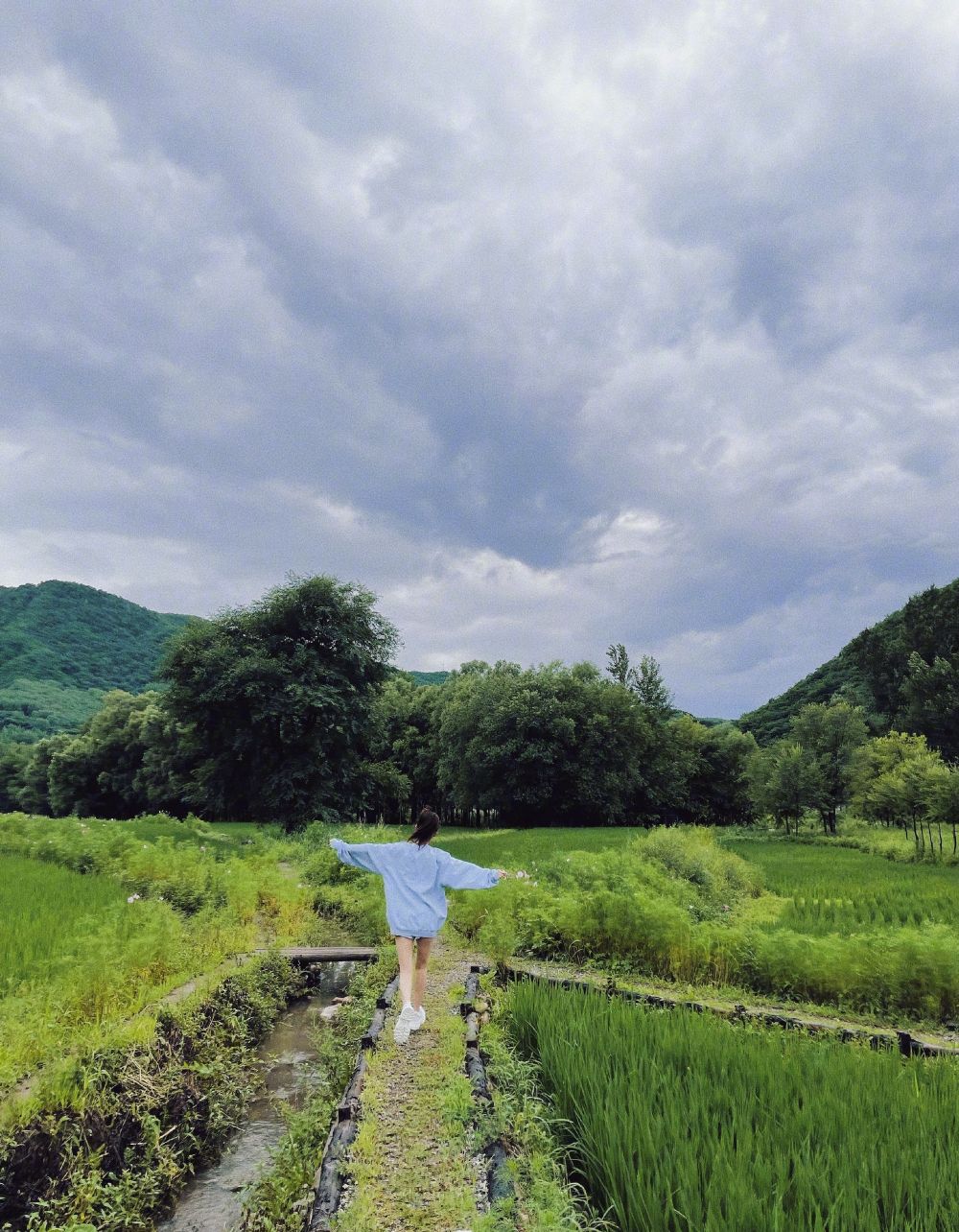 可彡个人形象管家|30岁的李沁外出郊游青春活力十足，她的穿搭亮眼了