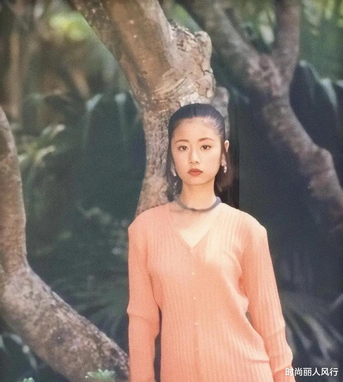 时尚丽人风行|林心如17岁旧照曝光！婴儿肥像“换脸”，穿一身亮色复古风好成熟