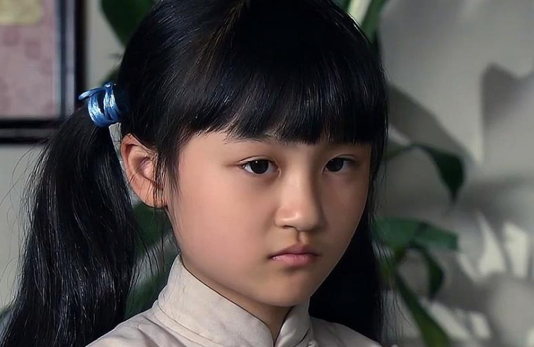 成龙|她6岁被成龙抱着上春晚,14岁因相貌被网友吐槽,如今逆袭成女神