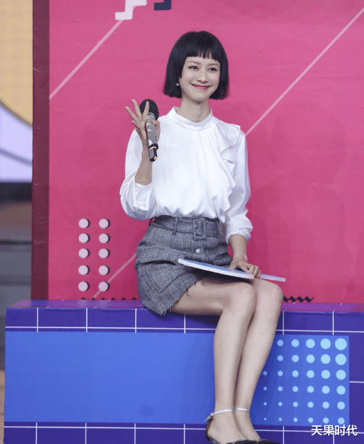 连体裤|倪虹洁素颜走机场，穿靓绿连体裤个性十足，却难掩面容憔悴