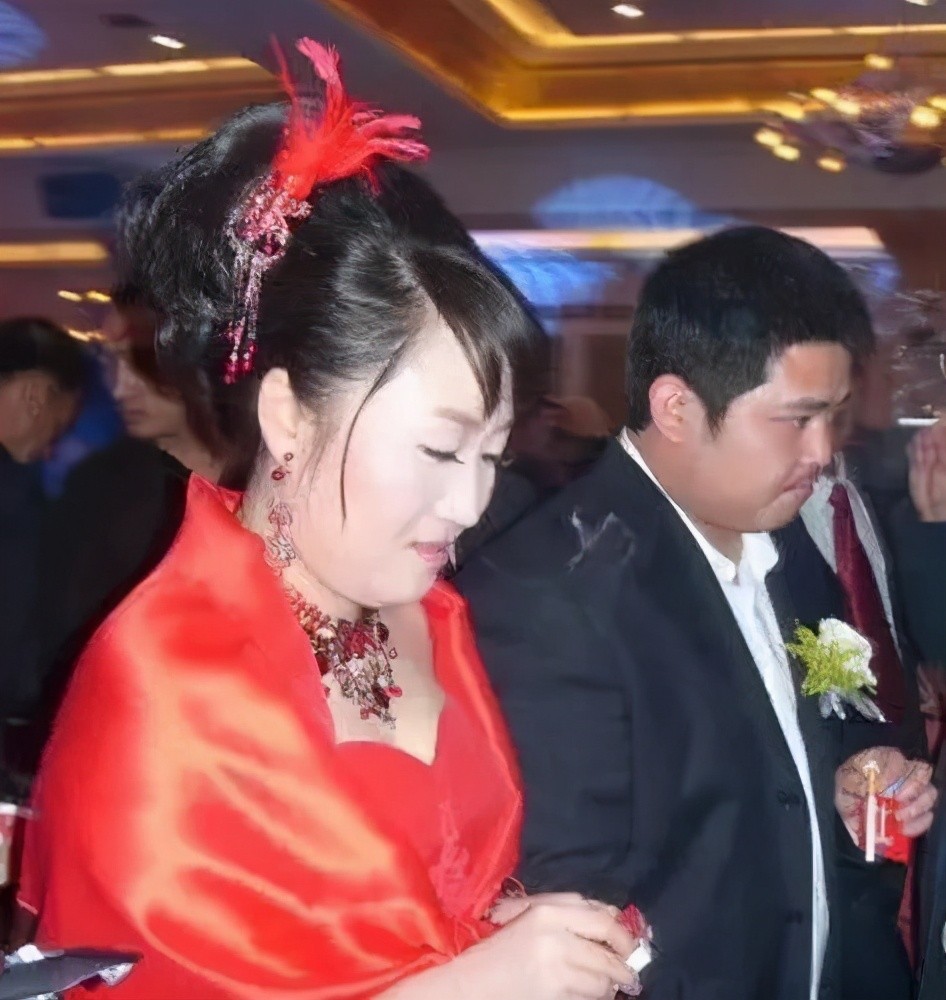 赵玉芳|赵本山大女儿赵玉芳：在没父爱的环境里带泪成长，嫁普通人很幸福