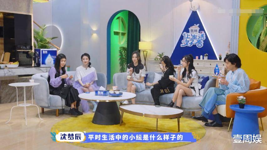 陈小纭|陈小纭睡觉不关灯，对着镜头在床上跳舞，沈梦辰直呼太吓人了！