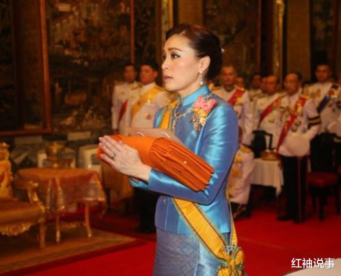 玛哈·哇集拉隆功|20岁提拉蓬校园照曝光，西装笔挺笑容阳光，帅气和妩媚切换自如