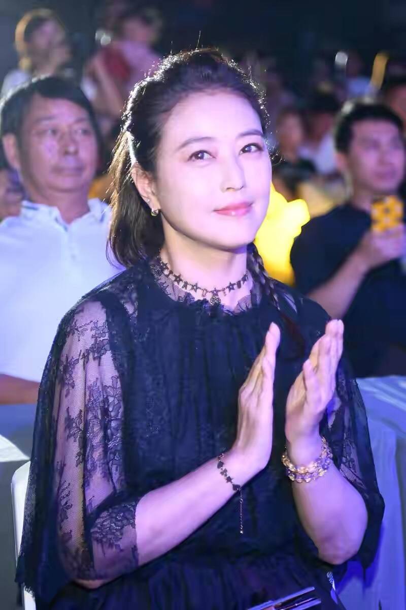 发型|55岁周海媚不服老，穿棒球服配白裙扮嫩，却被“大妈发型”拖后腿