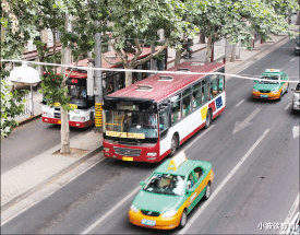 小波谈教育 广东：一女生被公交车拖行数秒，涉事司机被开除，原因让人愤怒！