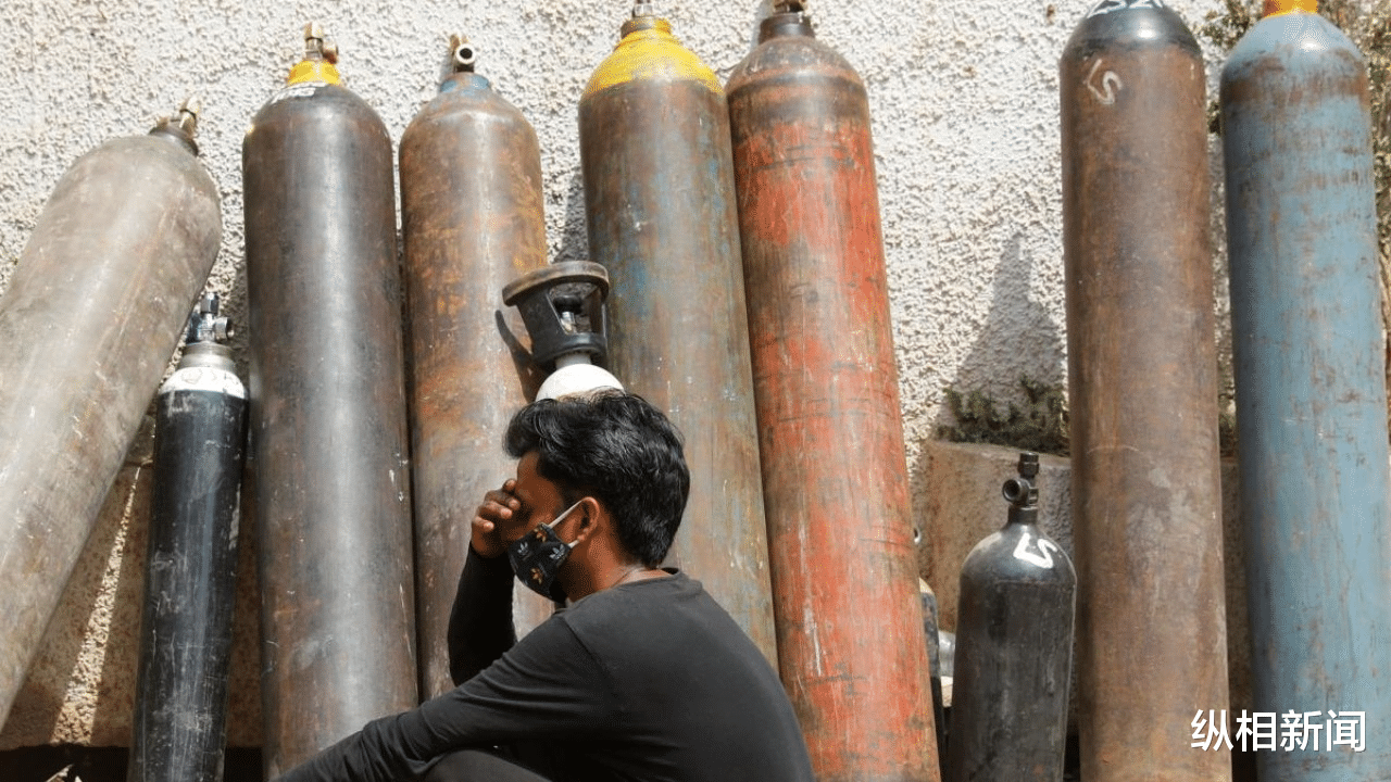 纵相新闻 印度男子网上为垂死祖父求助“氧气”惊动众多好心人，结果老人不是死于新冠...