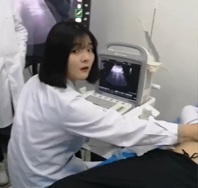胖同学当医学模特让全班学习,外班女生进门,胖同学一个动作亮了