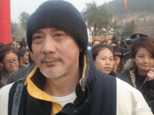 徐少强|71岁徐少强堕落了？身穿20元背心胡子花白，成为“横漂”一族