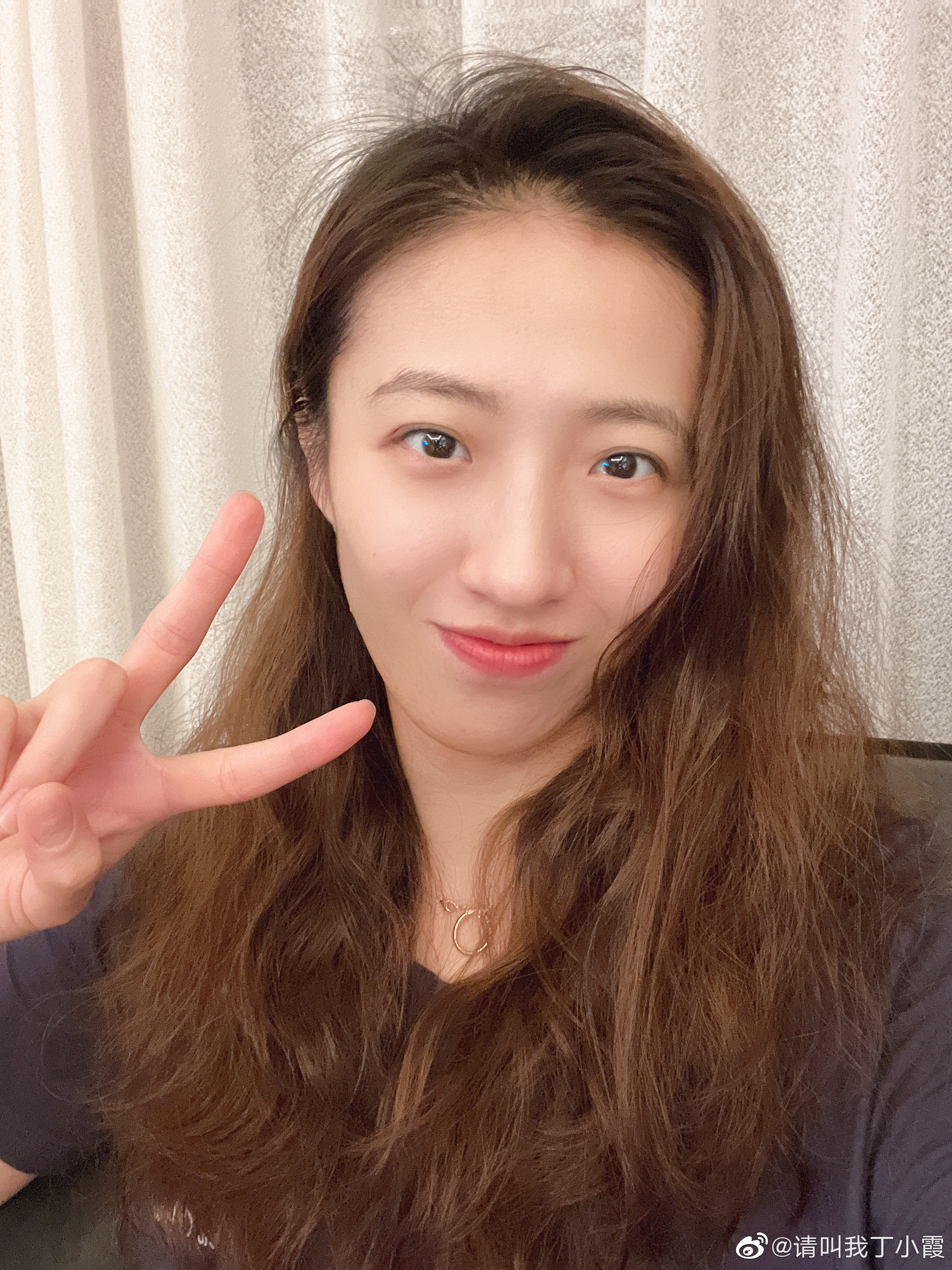 丁霞|丁霞很美丽！30岁女排二传晒新年照：一头飘逸长发，比剪刀手可爱