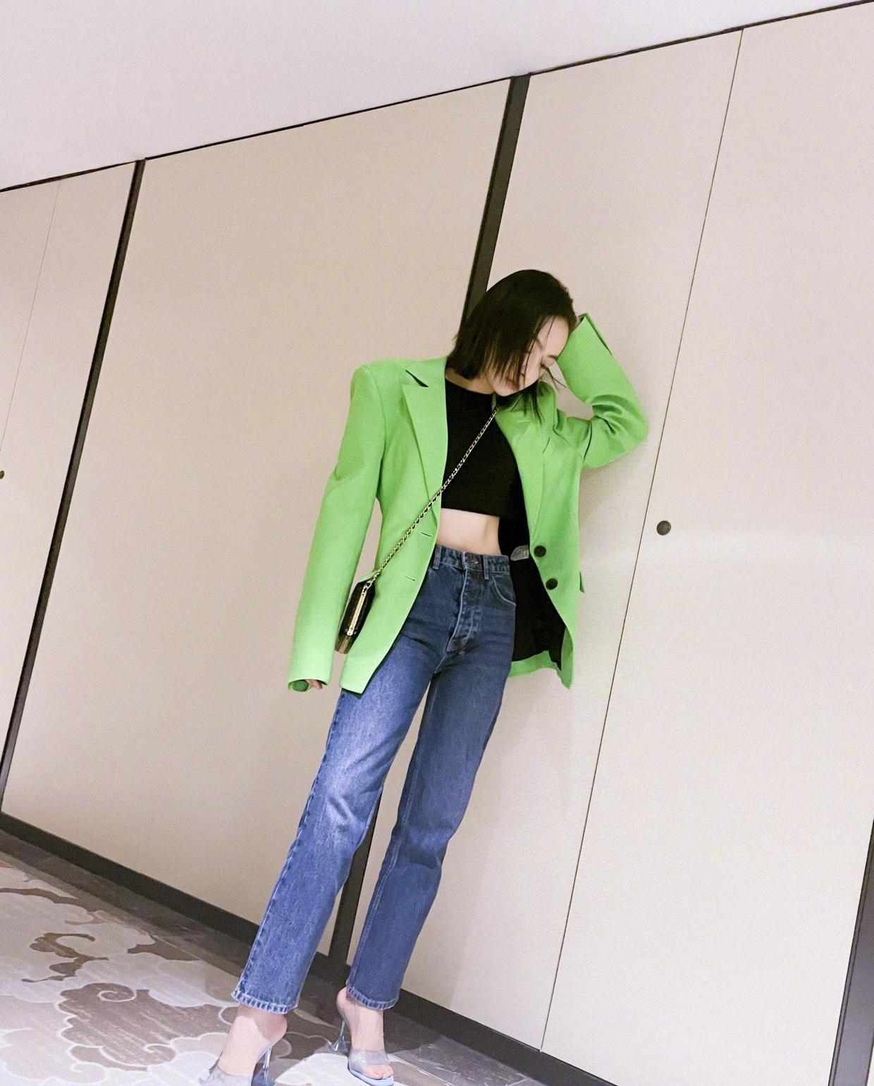 何有强 宋茜也太放得开了，穿黑色抹胸裙配网格披肩，一点不丑还挺潮