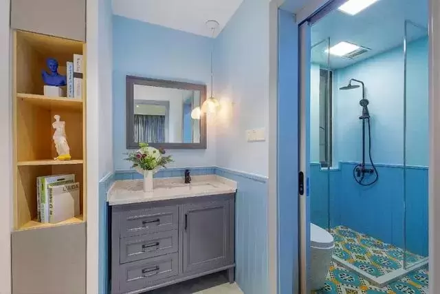 |春光般明媚的混搭两居室，深蓝色床头背景墙如大海般宁静悠远！