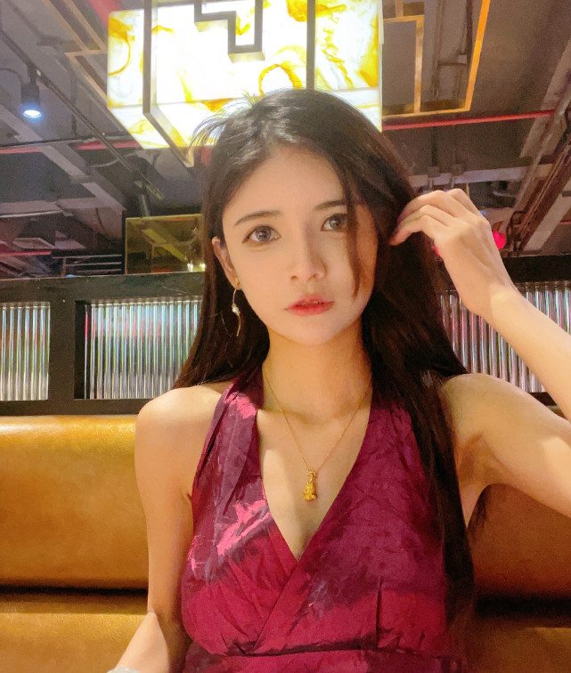 热点微评社 可怜之人？26岁女网红“半年收入”仅8.7万：背负违约金750万！