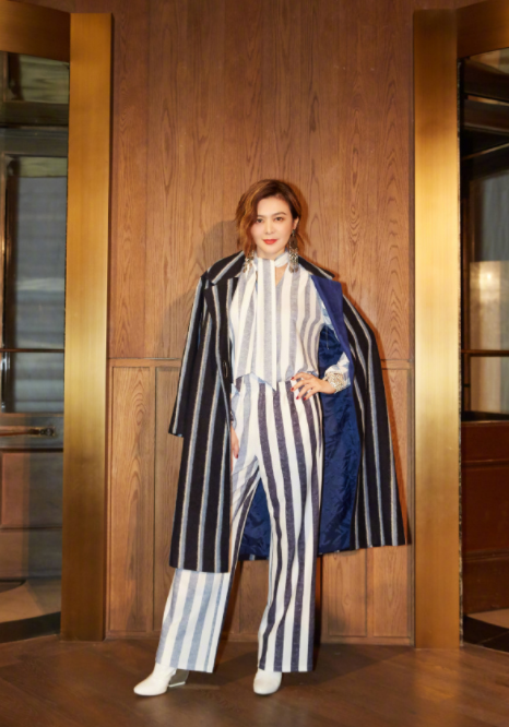 何有强|关之琳虽是“大妈的年纪”，打扮很新潮，大衣配印花套装潇洒干练