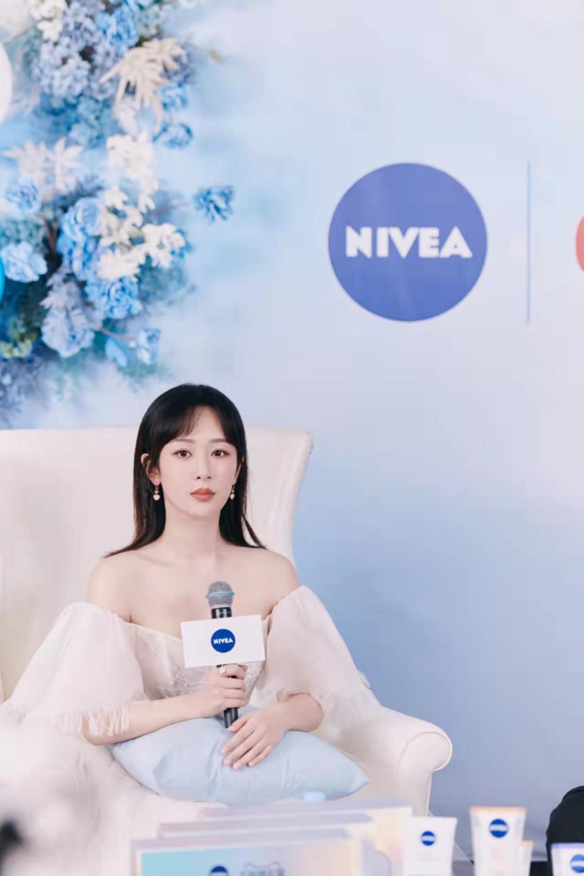 玉米 杨紫彻底放开大秀女人味!穿低领一字肩裙事业线抢眼,瘦身好成功