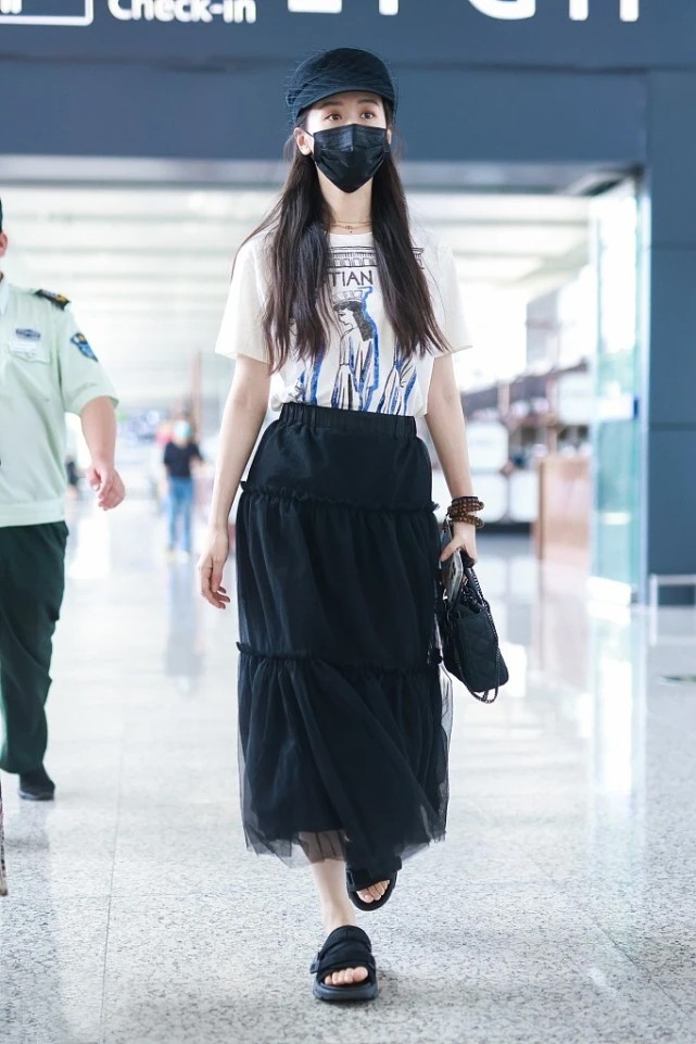 大表姐的时尚圈 真喜欢袁冰妍这样穿,T恤+半身裙文雅又时髦,轻松展现好气质
