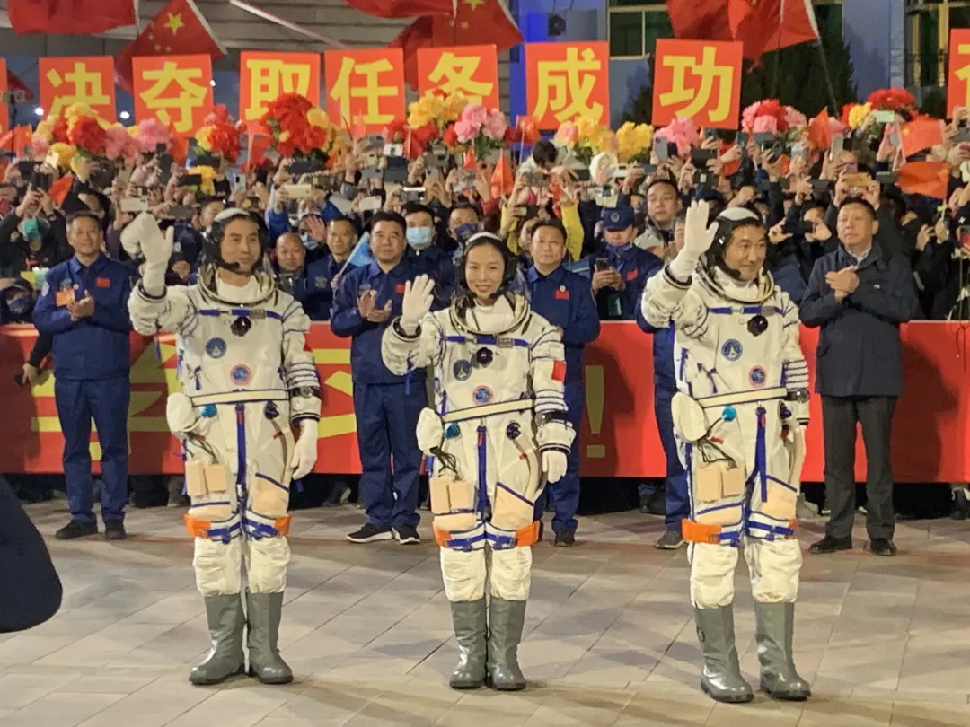 航天员 箱子去哪儿了？神十三发射现场隐藏彩蛋！