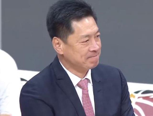 新疆男篮|李春江怒斥球员!上海队半场轰60分,新疆外援爆发,阿的江笑了