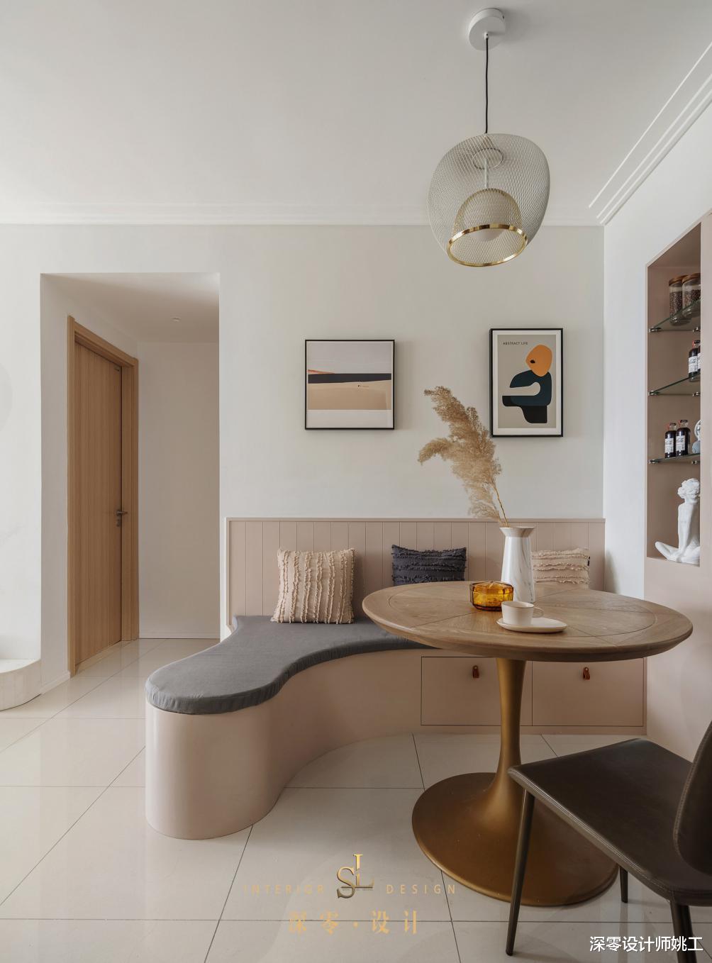 我们终于可以摆脱传统餐桌椅的陈设，靠墙打个卡座，底下还能做收纳