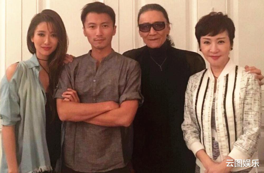 狄波拉|谢霆锋妈妈庆祝结婚21周年，69岁打扮似少女，比小11岁老公显年轻