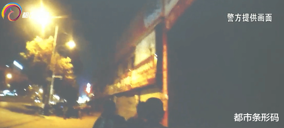 都市条形码 街头寻找目标偷手机 四名小偷同一天落网