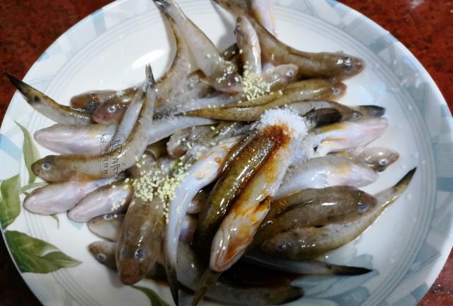 走在暖风的夜|夏季多给家人做这个吃，野生别嫌它小，买来不油炸，煎着吃真鲜嫩