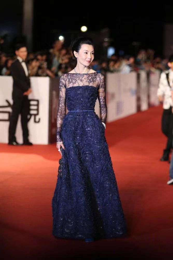 张曼玉|张曼玉的美难以复刻！41岁的无修旧照让人心颤，优雅貌美似名媛