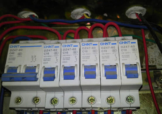 家庭装修做配电箱里,空气开关和漏保不能同时装,这是真的吗?