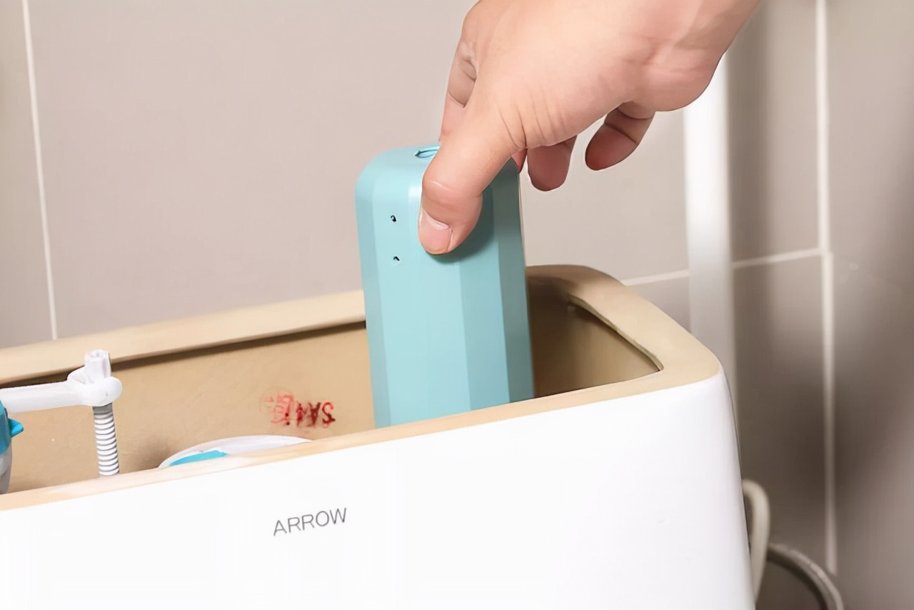 上完厕所，马桶盖关上还是打开？搞错了，难怪马桶又臭又黄