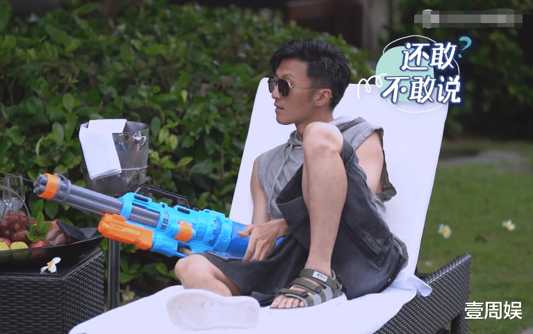 阿娇|阿娇对谢霆锋太贴心了，还亲自为他撑伞，容祖儿都看不下去了！