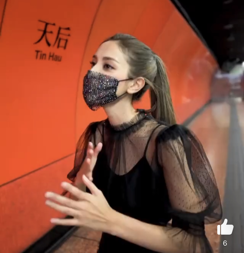 郑嘉颖|郑嘉颖妻子穿黑纱在地铁口唱歌，瘦得过分令人心疼