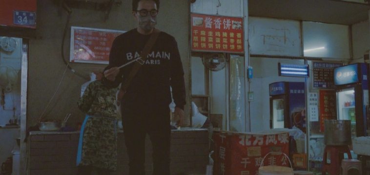 刘恺威|刘恺威逛夜市吃路边摊，不在意路人围观眼光，离开杨幂后无戏可拍