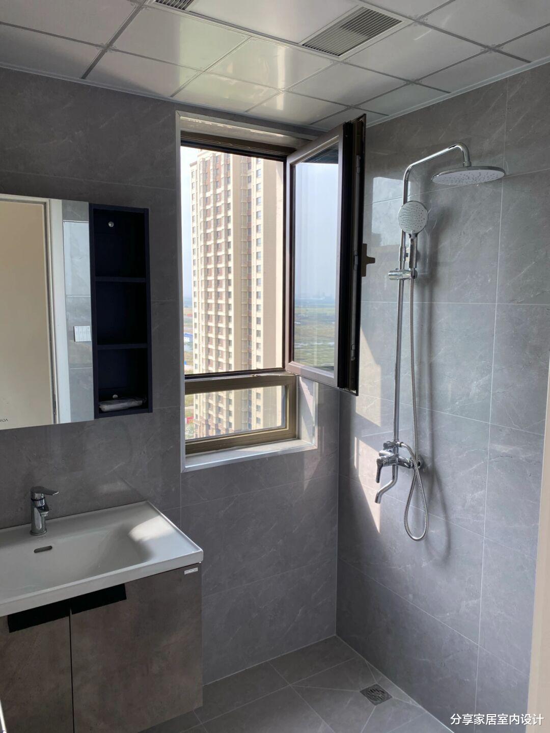 辛苦四个月硬装完工，墙面刷蓝灰色效果真漂亮，让人看了都羡慕！